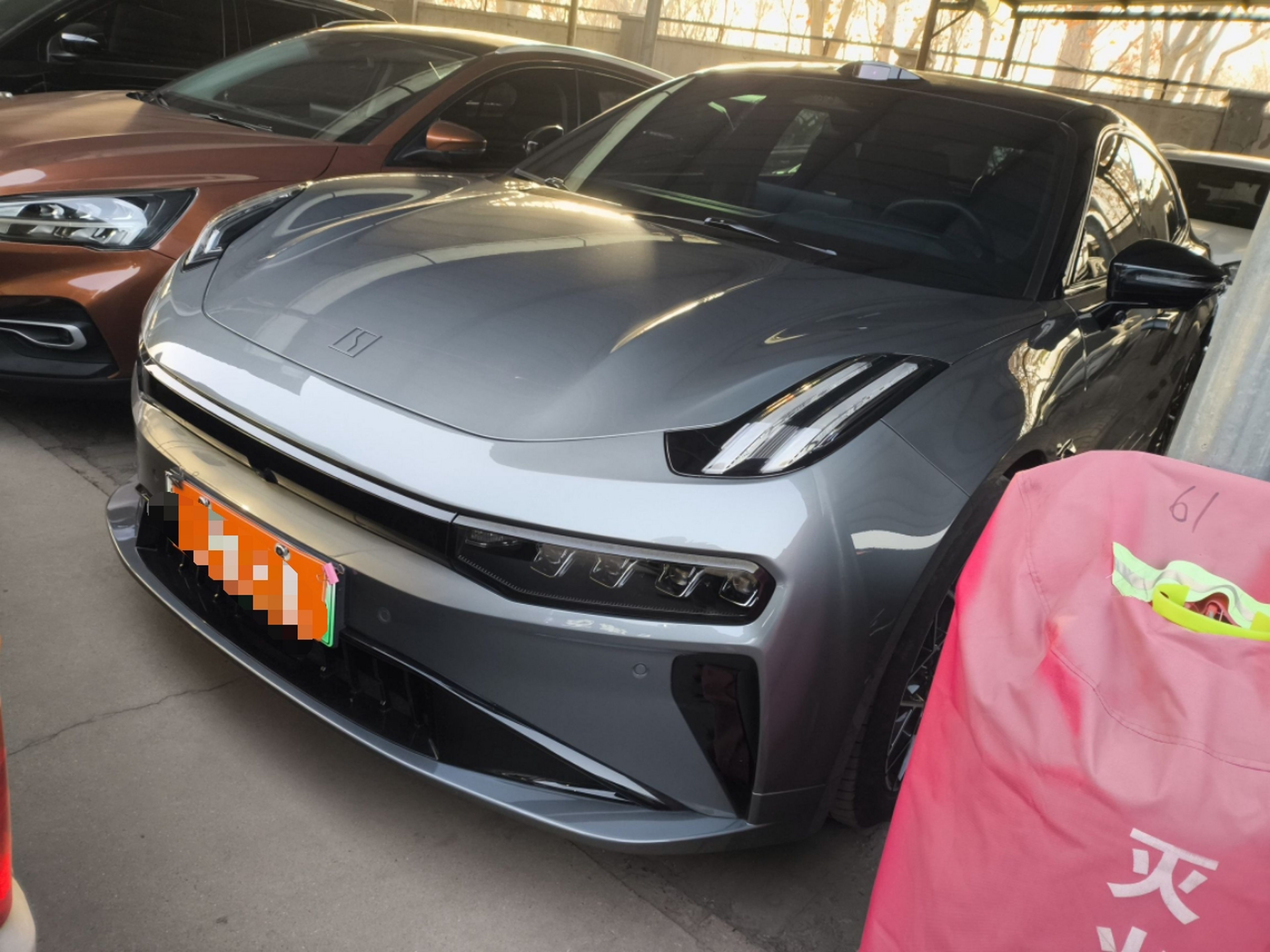 تحت مقدمة السيارة