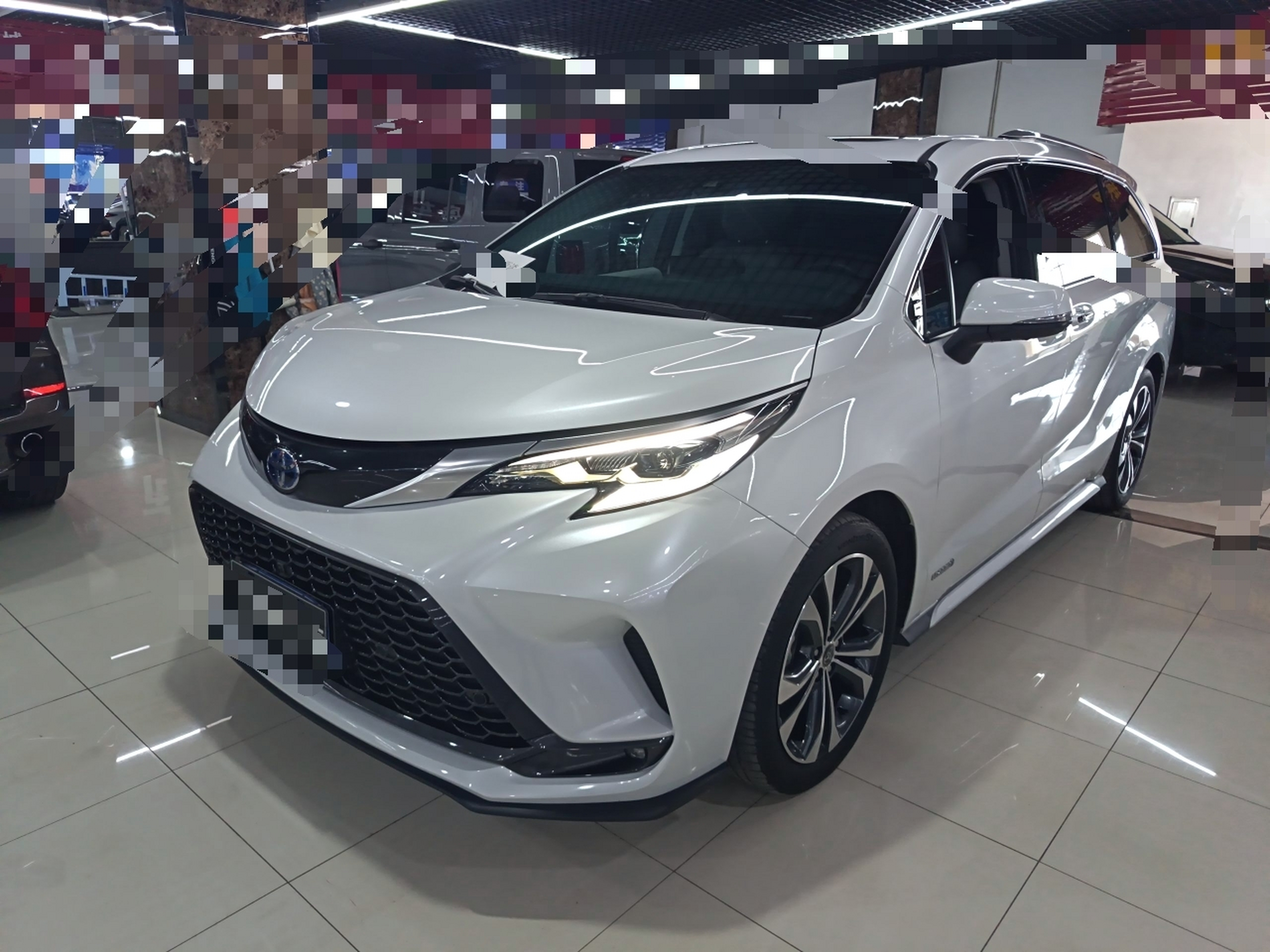 تحت مقدمة السيارة