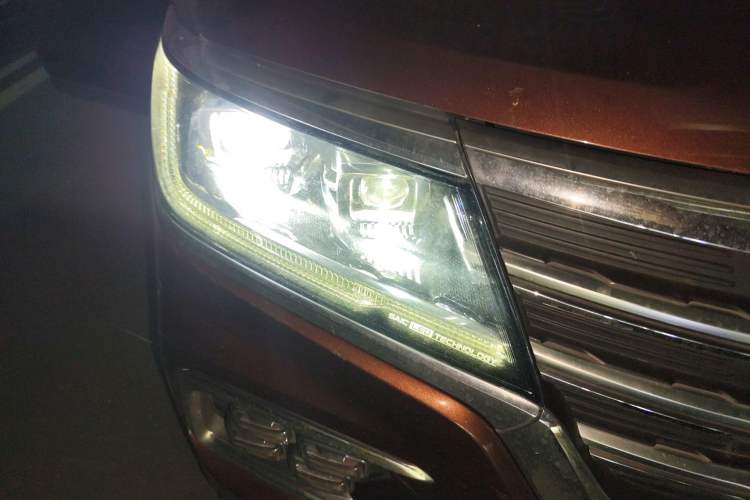 Used Roewe RX8 2018 30T Smart Connectivity Two-Wheel Drive Flagship Edition
