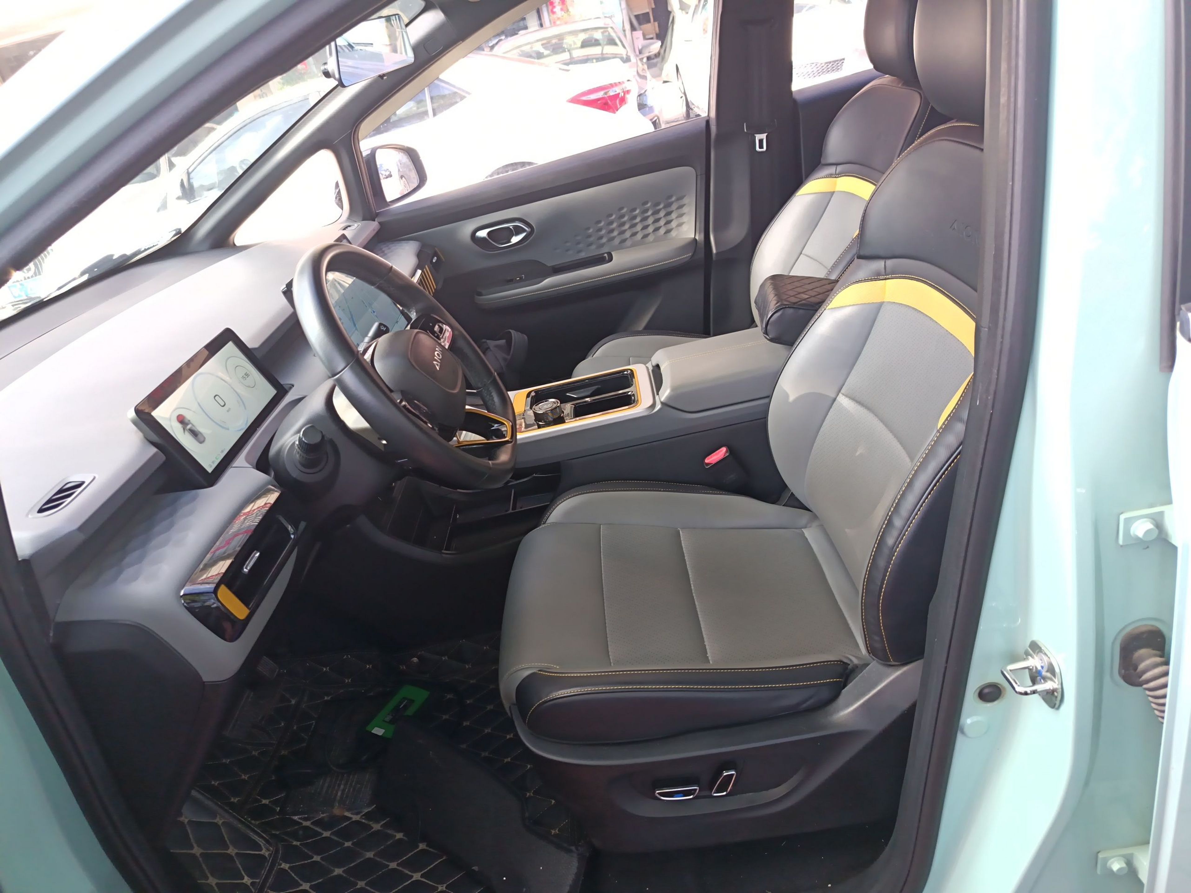 المقاعد الأمامية داخل السيارة