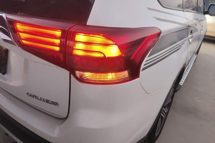 Used Mitsubishi Outlander 2018 2.0L Two-Wheel Drive Glory Edition 5 Seats
