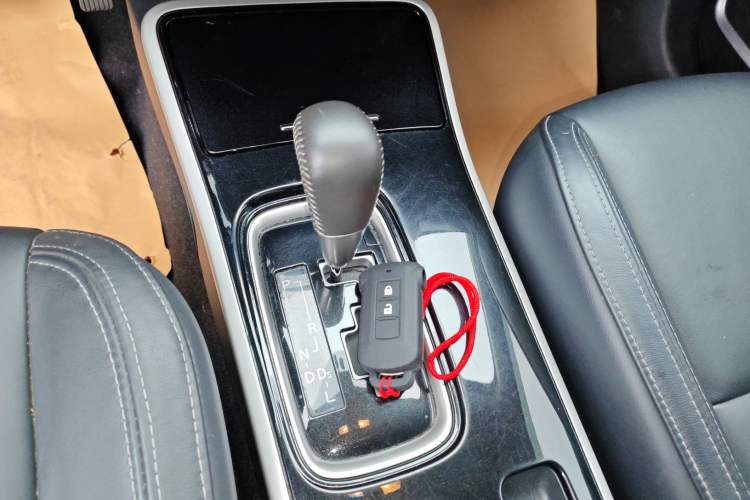 Used Mitsubishi Outlander 2019 2.0L Two-Wheel Drive Comfort Edition 7-Seater China VI Standard
