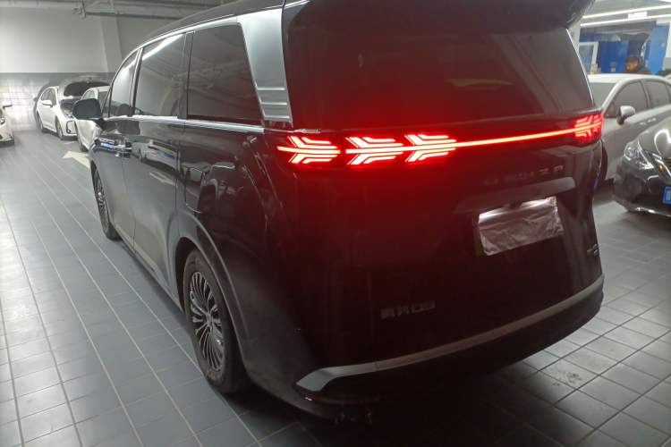 Used Denza D9 2025 DM-i Smart Drive 1020 Four-Wheel Drive Deluxe Model
