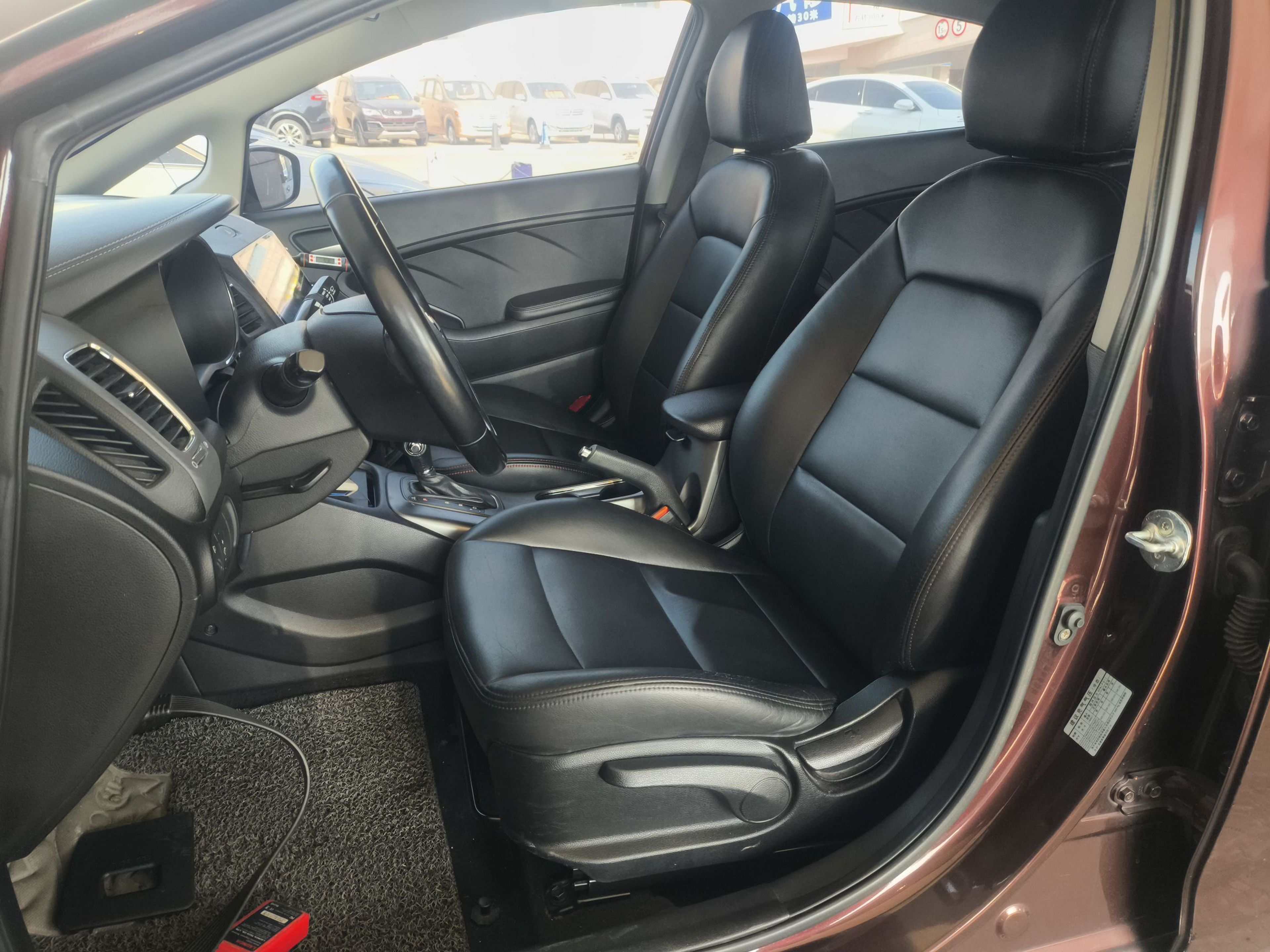 Переднее сиденье в автомобиле