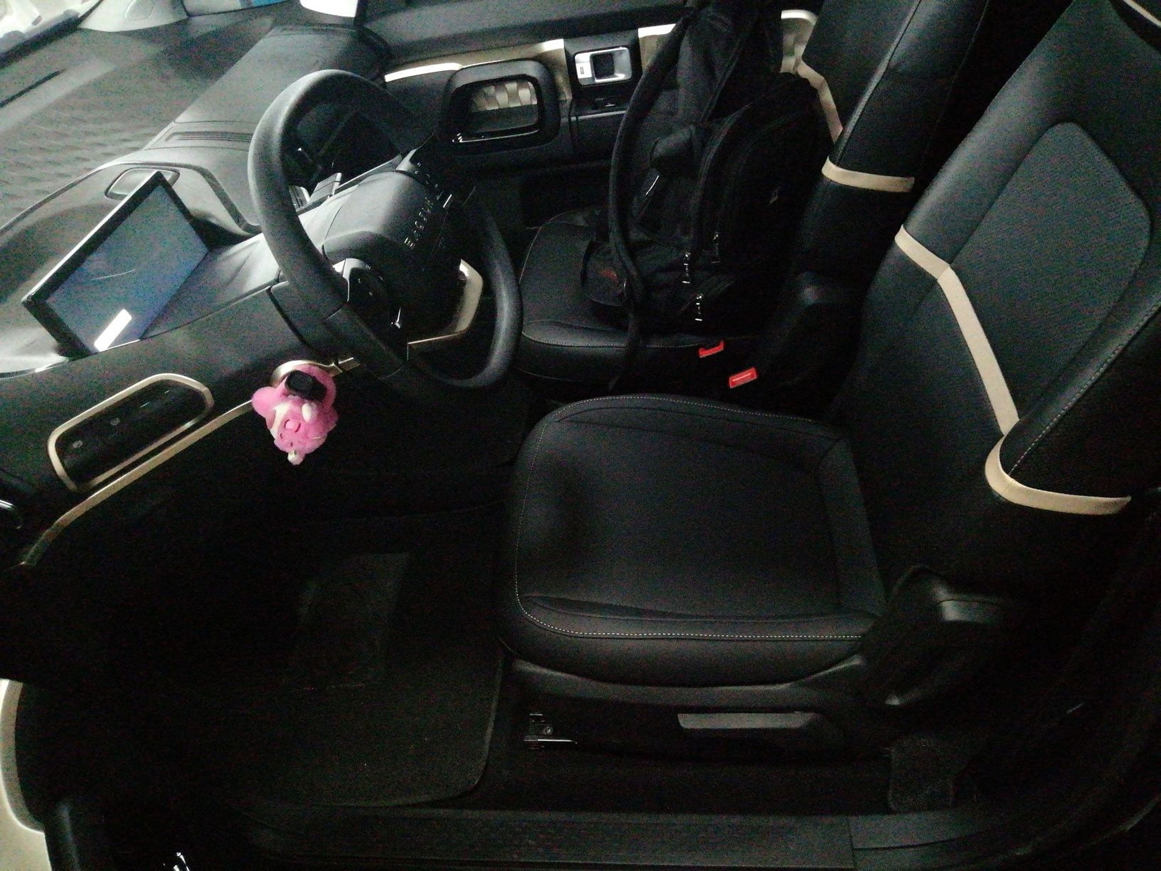 المقاعد الأمامية داخل السيارة