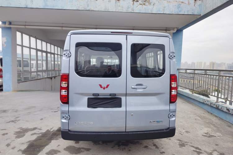 Used Wuling Yangguang 2024 300KM Comfort Version Passenger Van 75kW