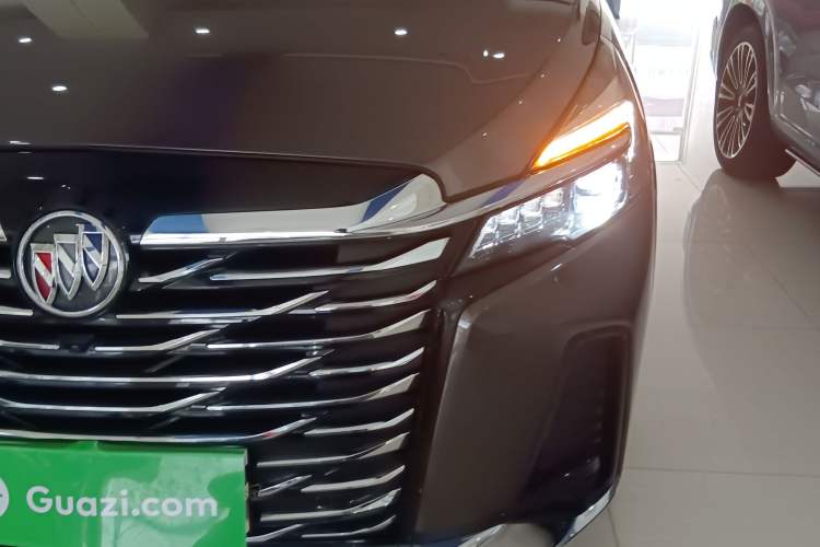 Used Buick GL8 2023 Facelifted Land Cruiser Executive Luxury Version
