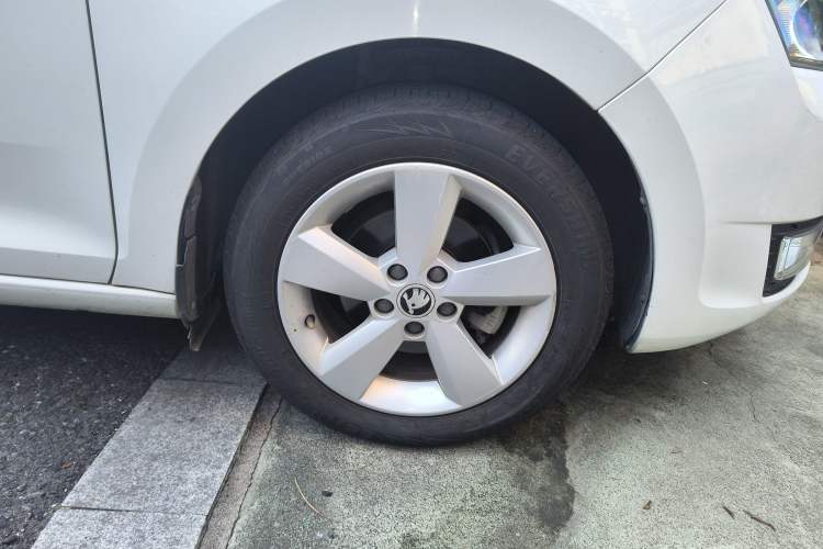 Used Skoda Rapid 2013 1.6L Automatic Smart Selection Model
