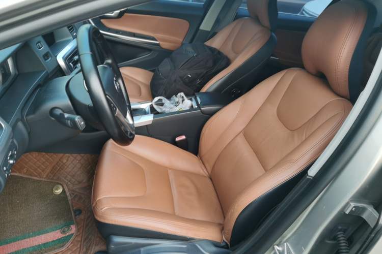 Used Volvo S60 2014 S60L 2.0T Zhiyuan Edition
