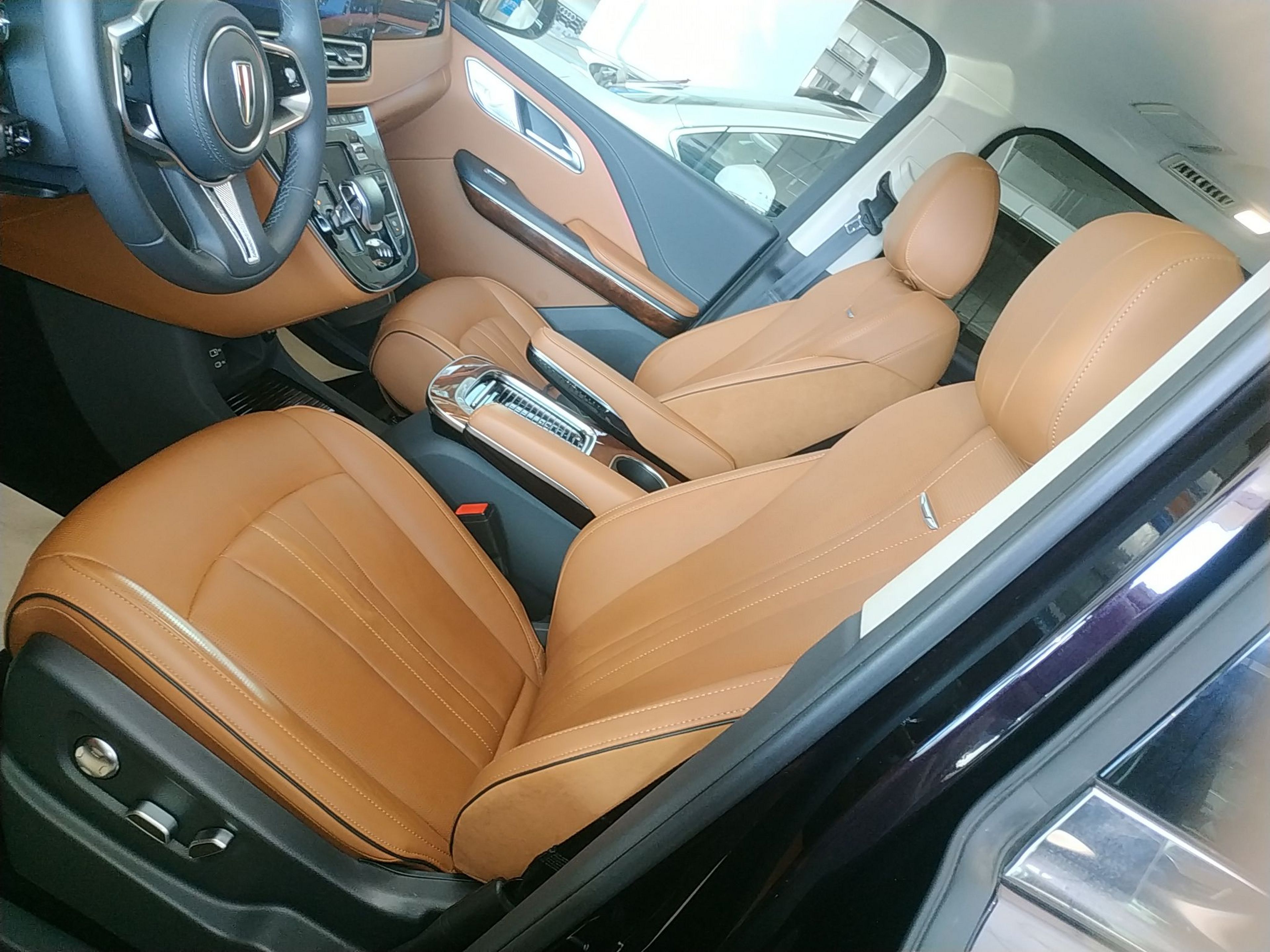 المقاعد الأمامية داخل السيارة