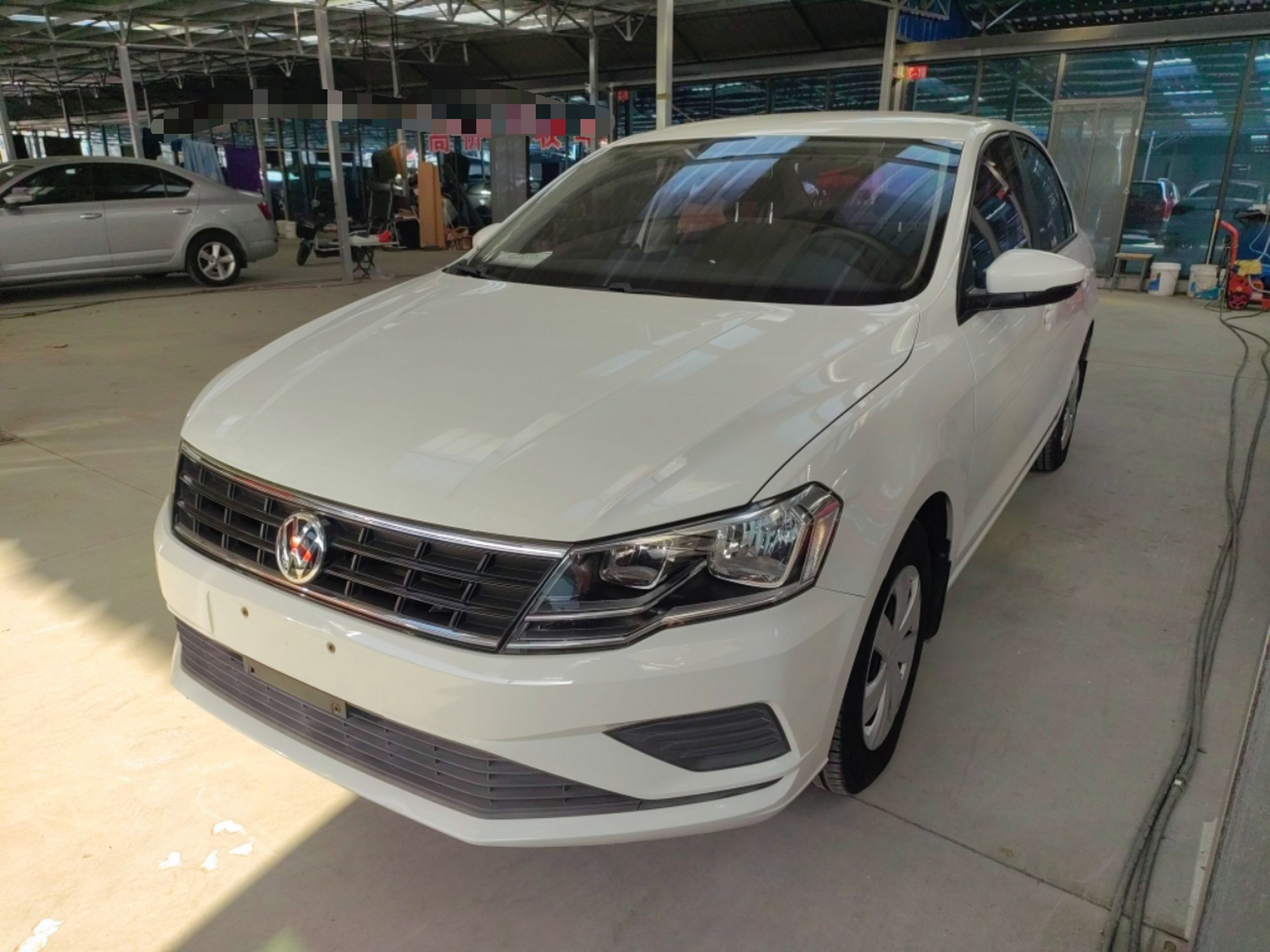 Под передней частью автомобиля