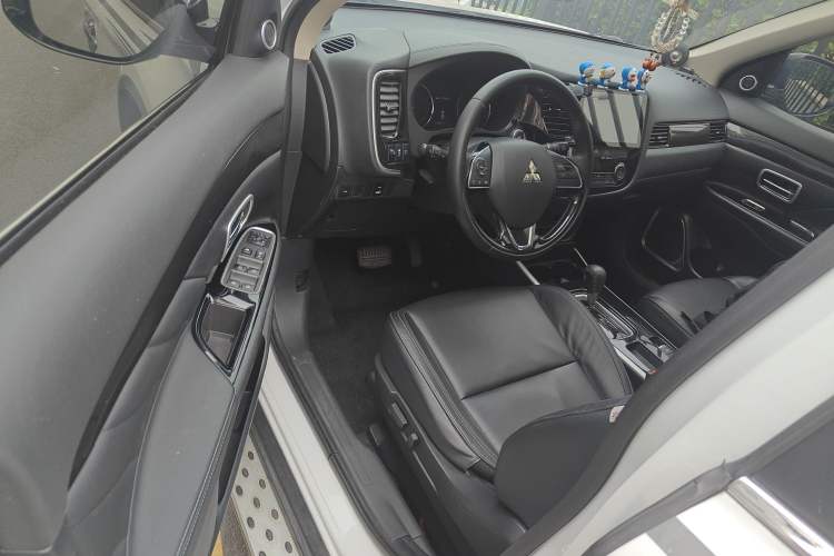 Used Mitsubishi Outlander 2019 2.0L Two-Wheel Drive Comfort Edition 7-Seater China VI Standard