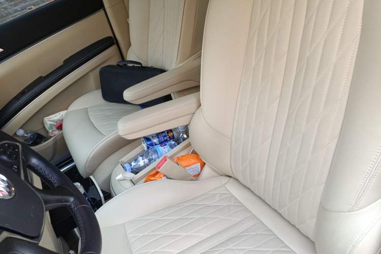 Used Buick GL8 2023 Facelifted Land Cruiser Executive Luxury Version
