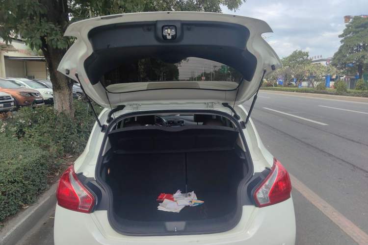 Used Nissan Tiida 2013 1.6L CVT Cool Cafe Edition
