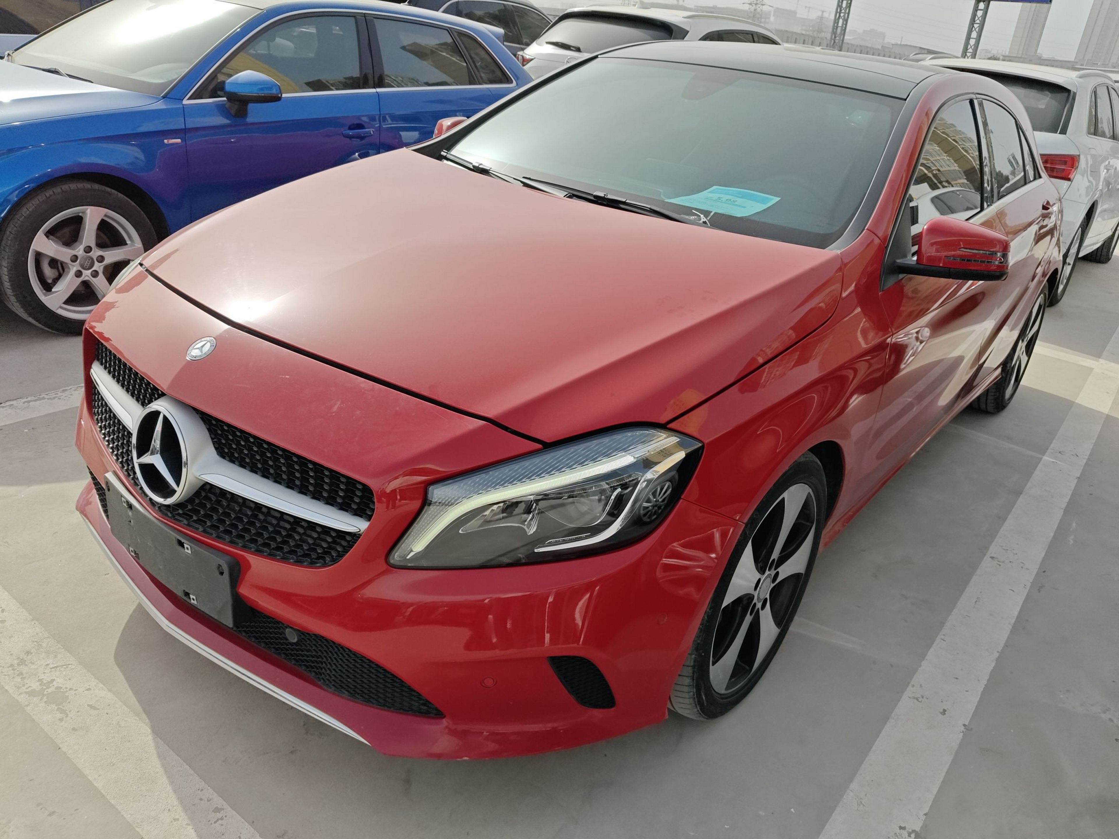 تحت مقدمة السيارة