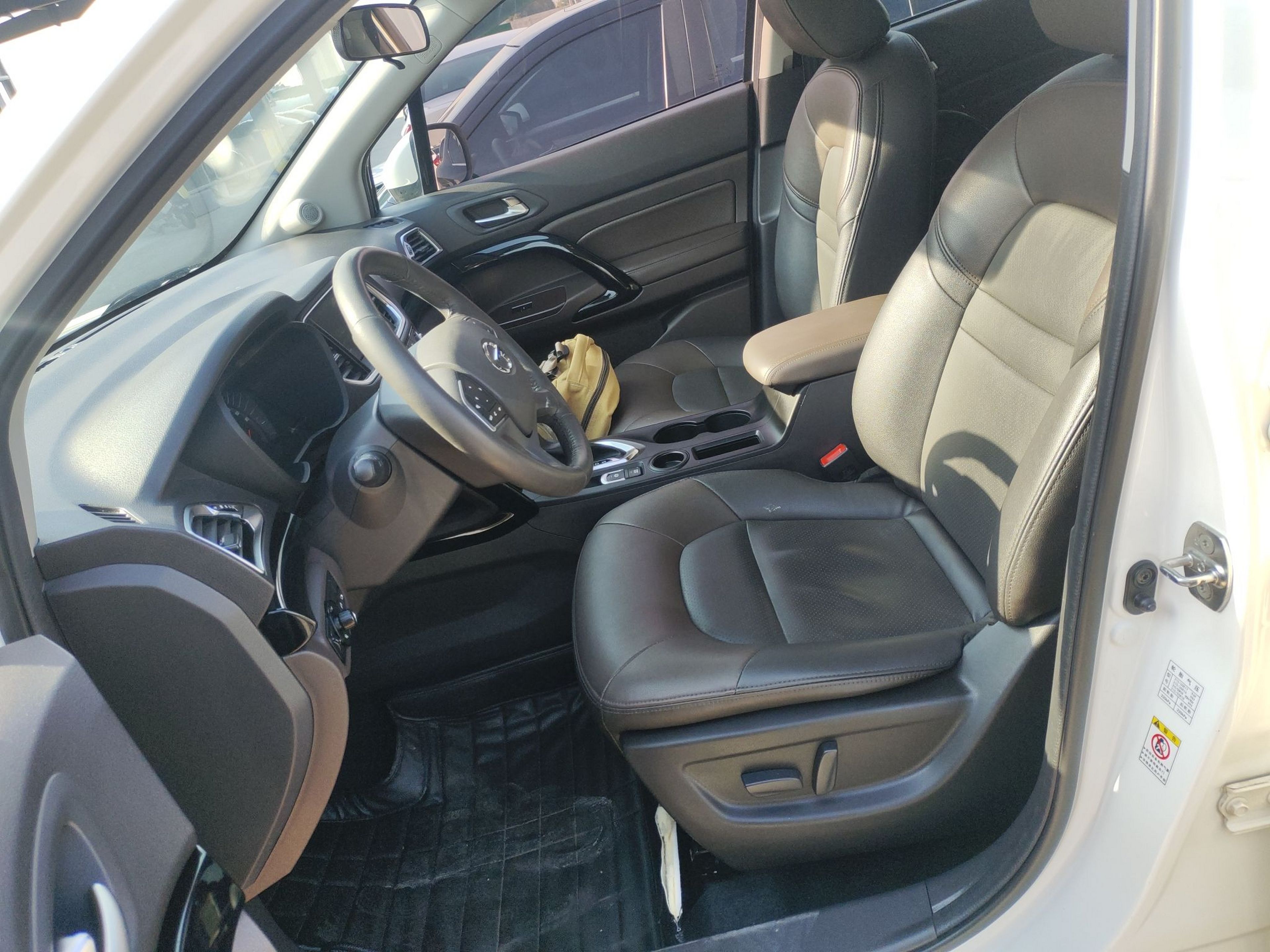 Переднее сиденье в автомобиле