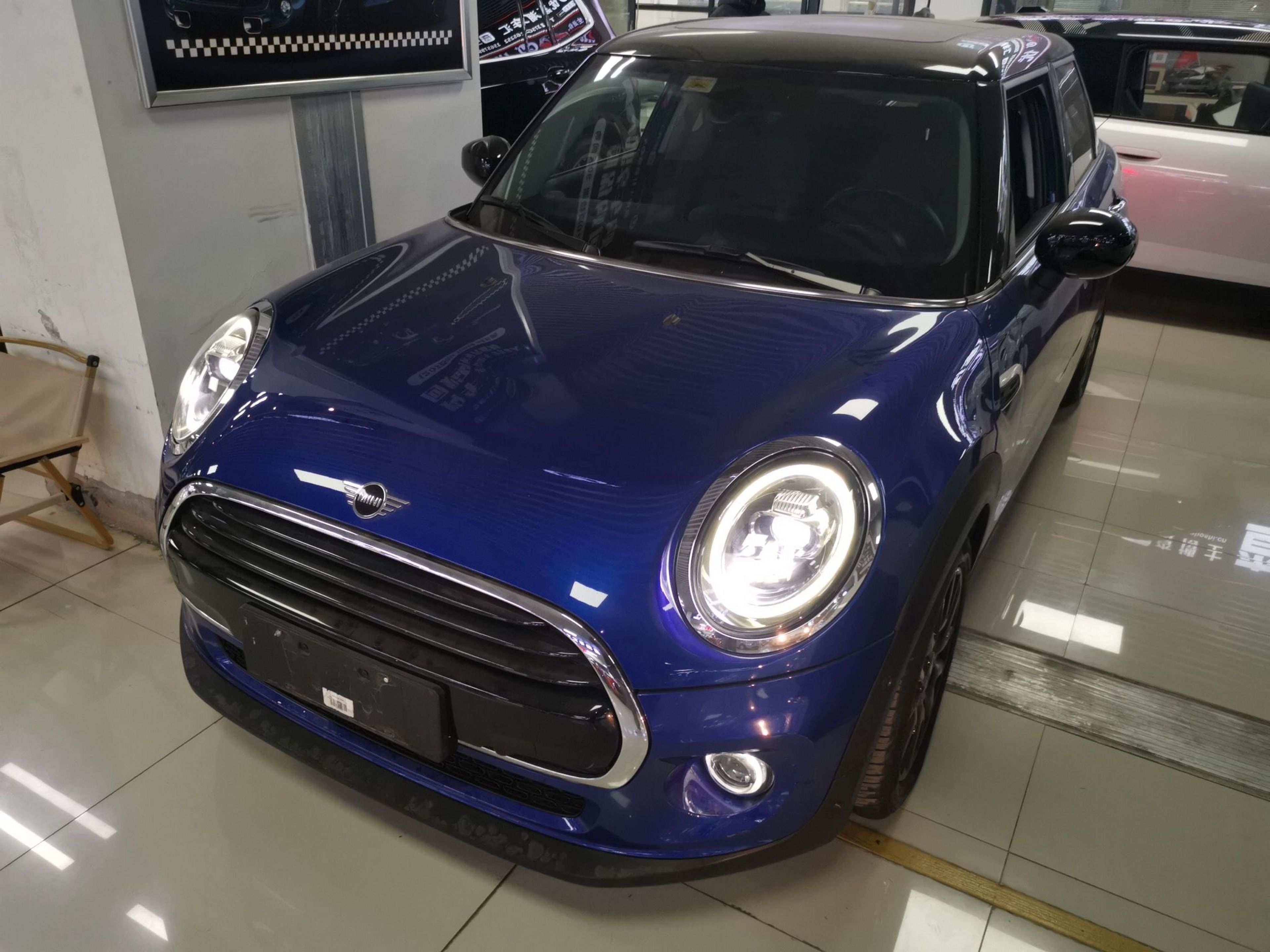 تحت مقدمة السيارة