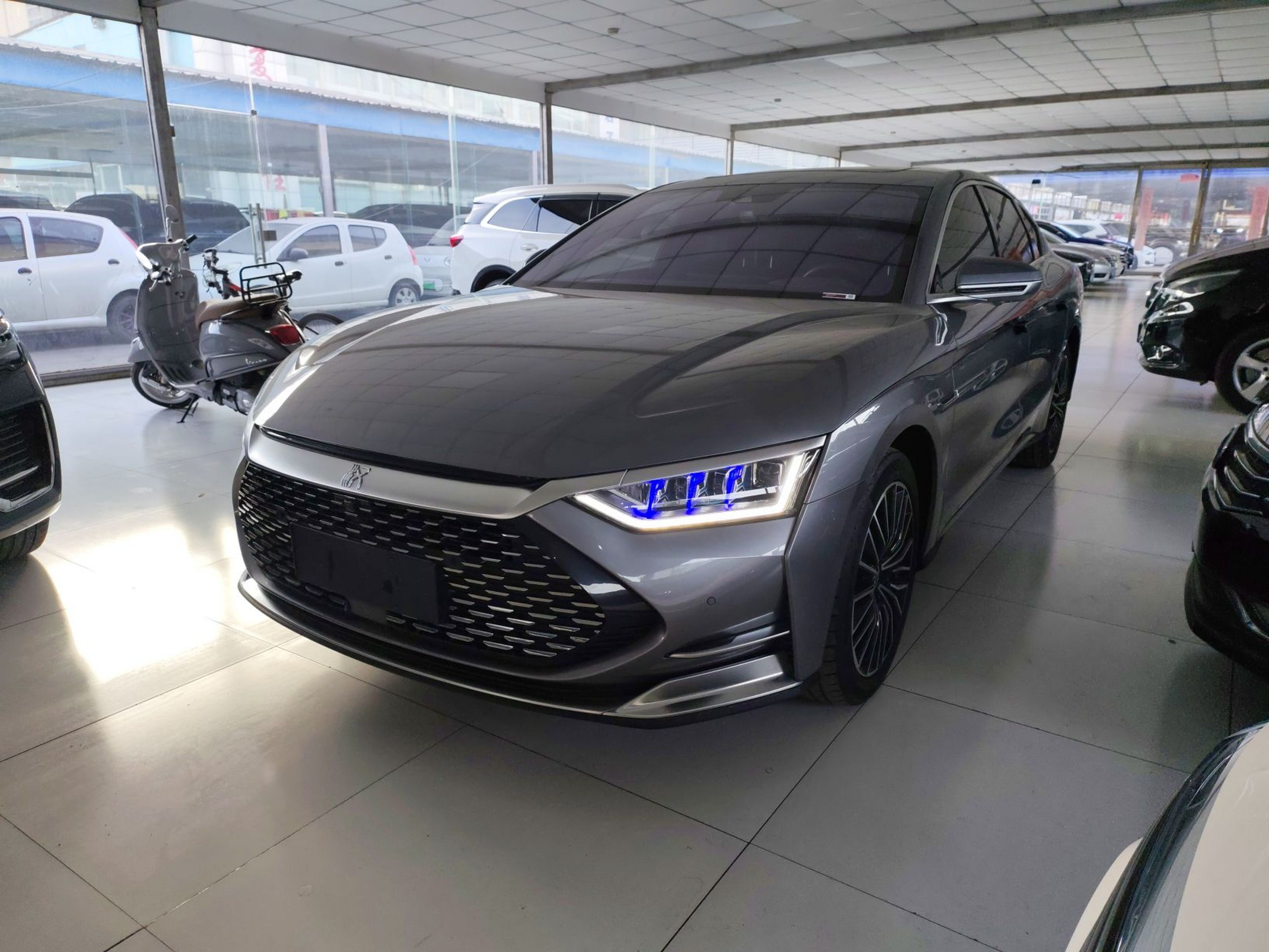 Под передней частью автомобиля