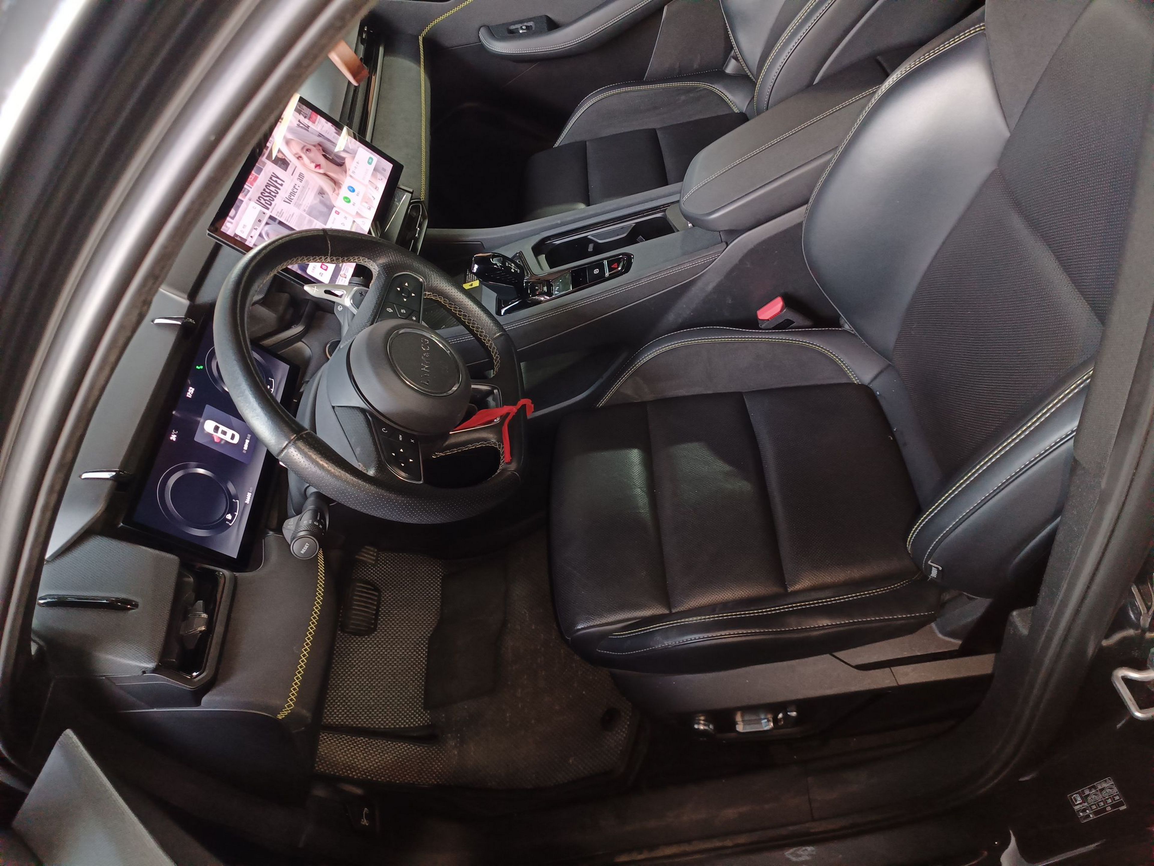 المقاعد الأمامية داخل السيارة