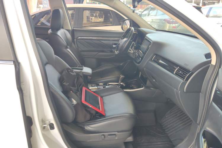 Used Mitsubishi Outlander 2019 2.4L 4x4 Zhi Xiang Edition 7 Seats China V Emission Standard
