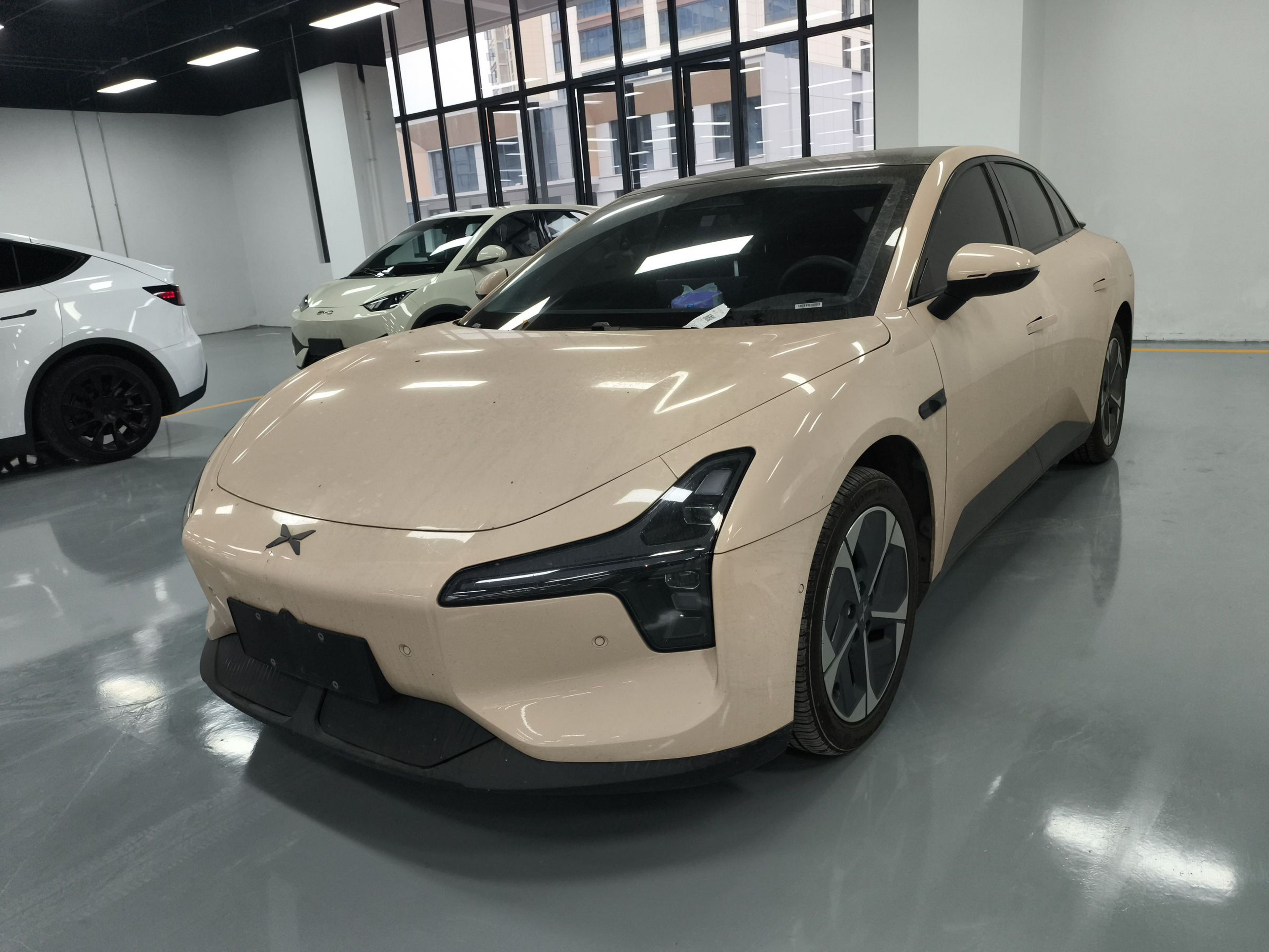 Под передней частью автомобиля