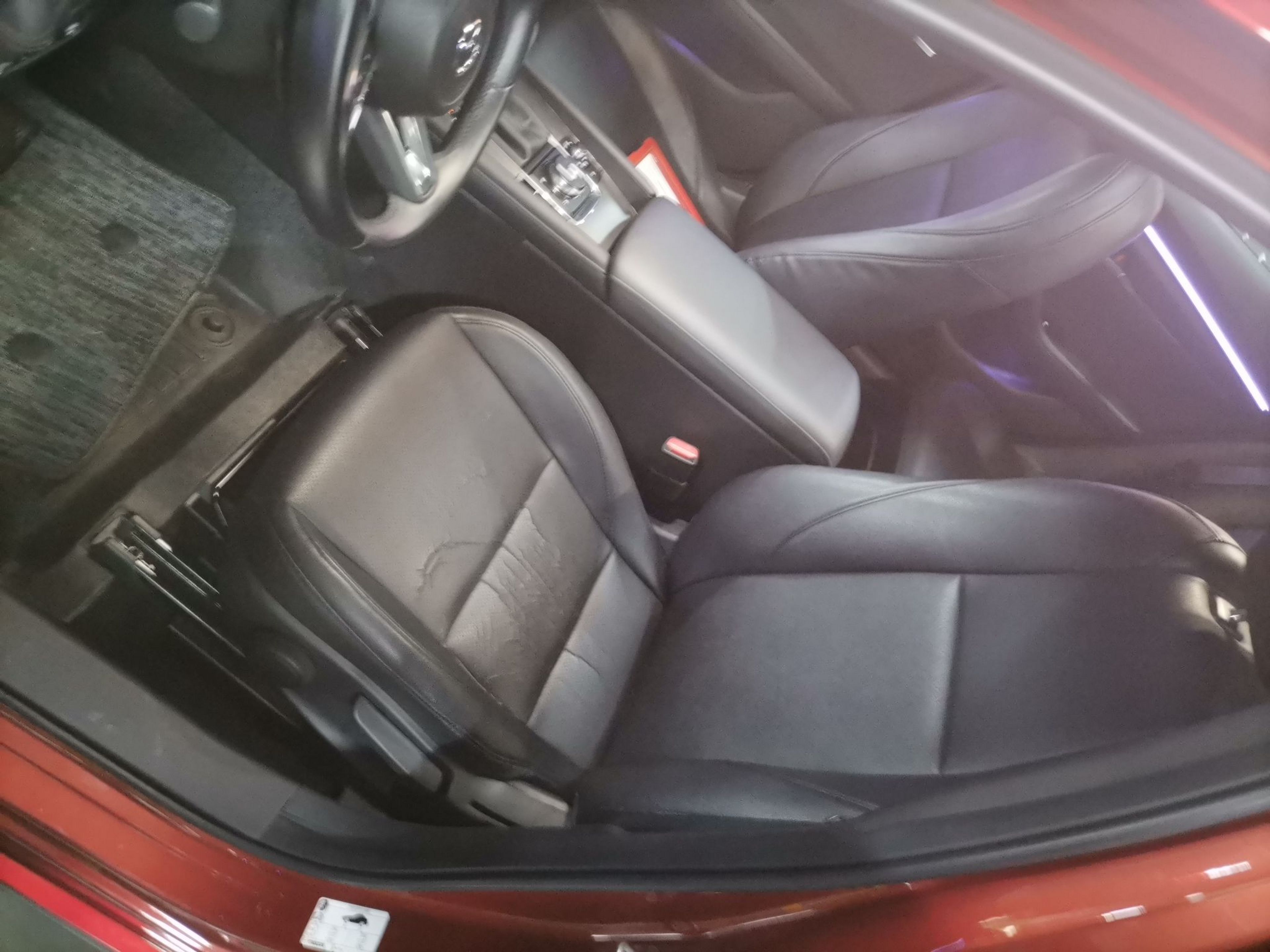 المقاعد الأمامية داخل السيارة