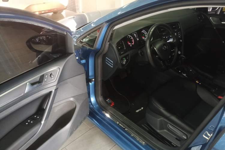 Used Volkswagen Golf 2017 1.6L Automatic Comfort Million-Vehicle Anniversary Edition
