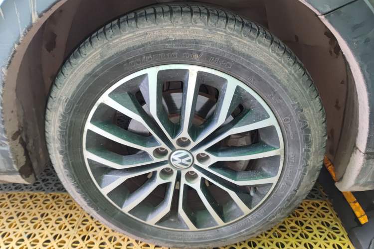 Used Volkswagen Cross Lavida 2014 1.6L Automatic