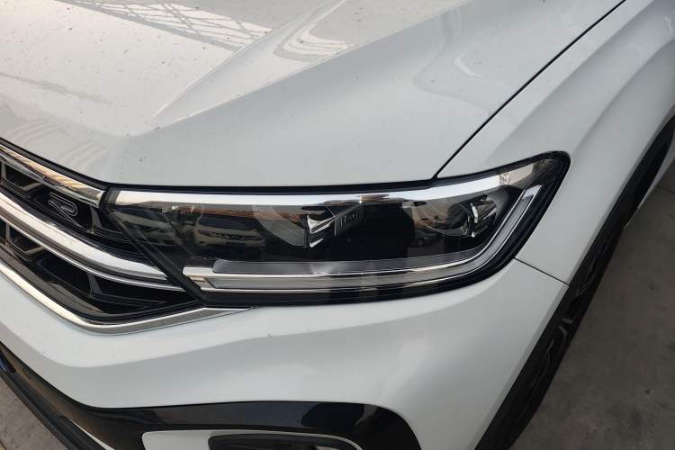 Used Volkswagen T-ROC 2023 300TSI DSG Two-Wheel-Drive Chen Guang Edition
