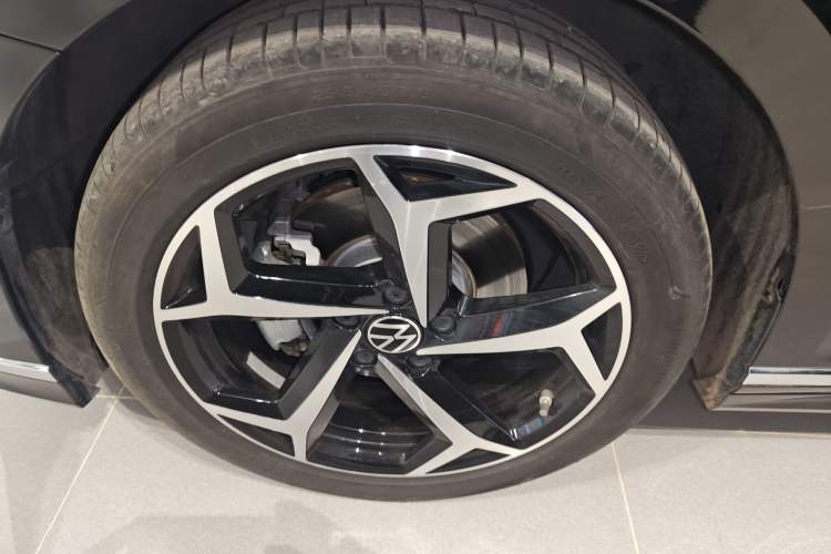 Used Volkswagen Magotan 2025 Revised Version Zhongxiang Edition 330TSI DSG Luxury Trim
