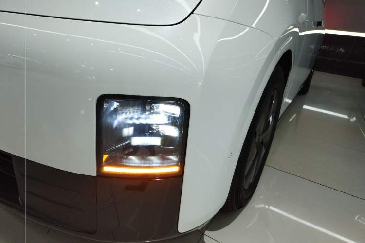 Used Li Auto MEGA 2024 Ultra Model
