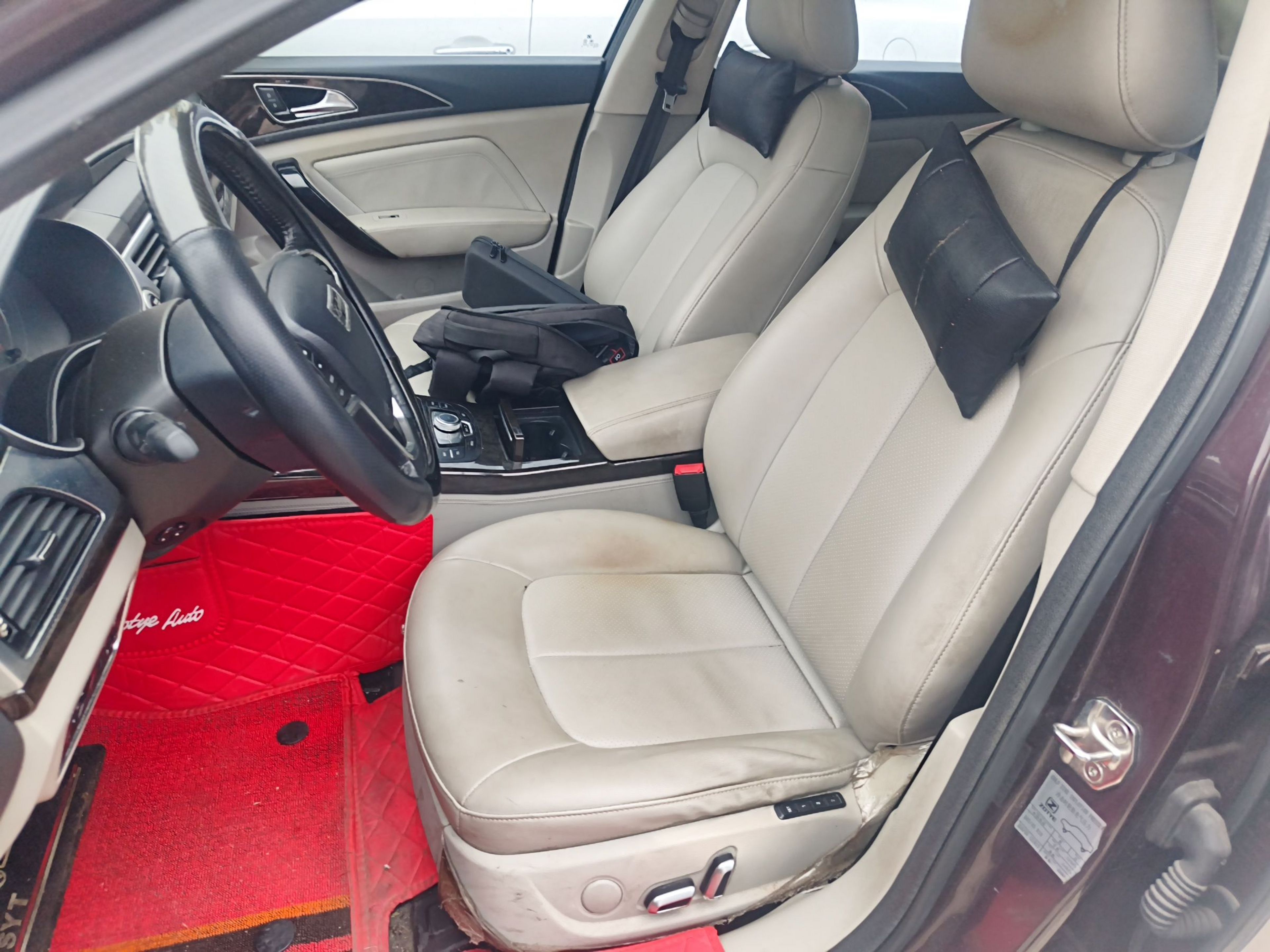 المقاعد الأمامية داخل السيارة