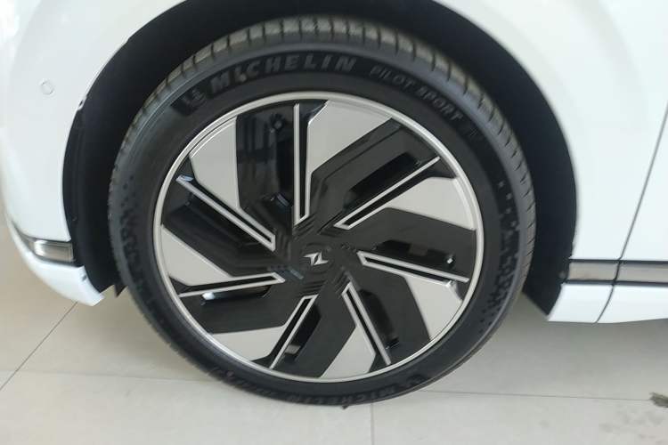 Used  eπ008 2025 210Max Range-Extended Version 5 Seats