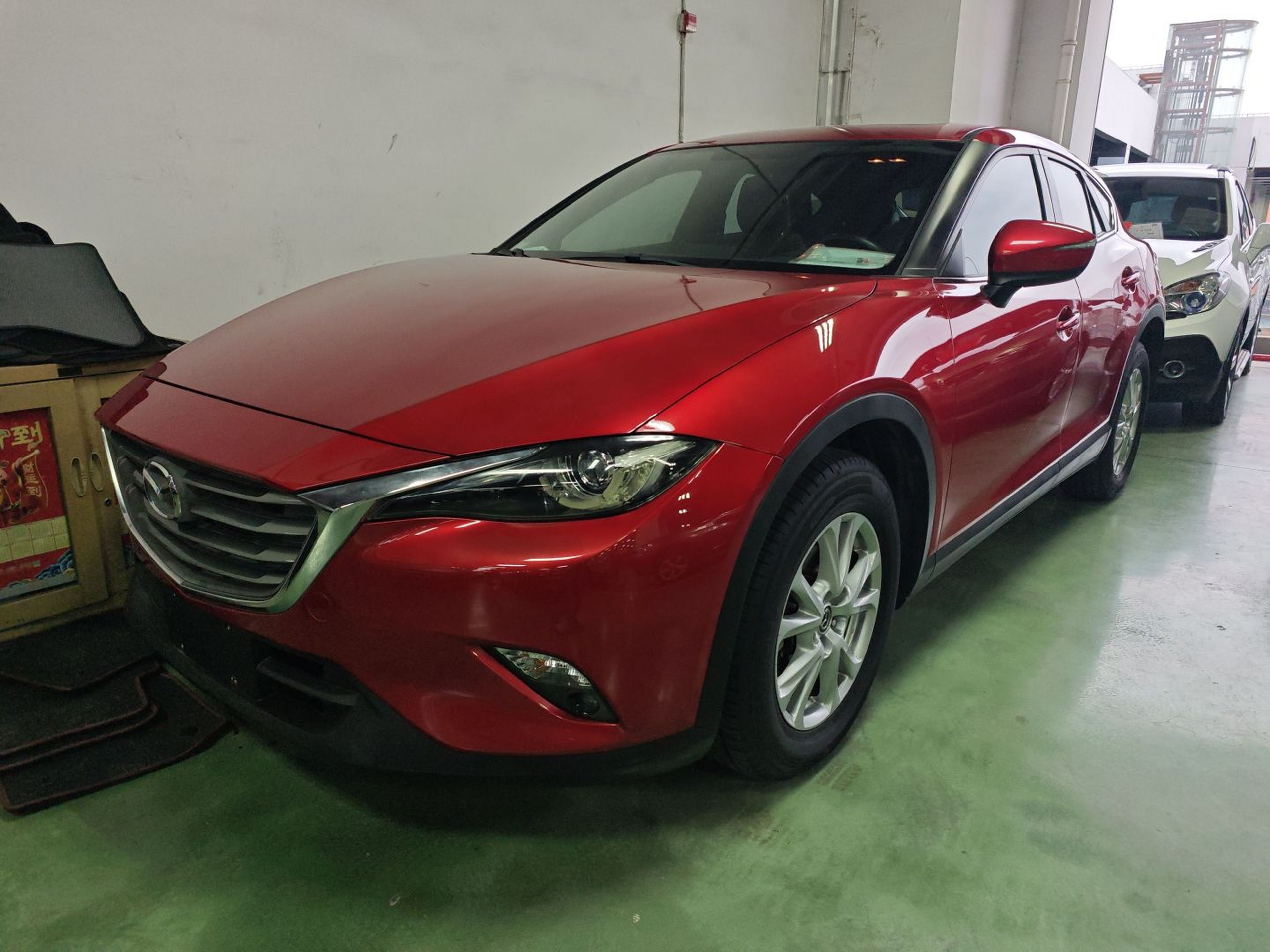 تحت مقدمة السيارة