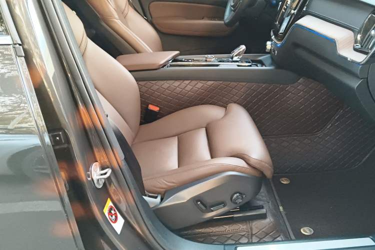 Used Volvo XC60 2023 B5 4x4 Smart Luxury Edition