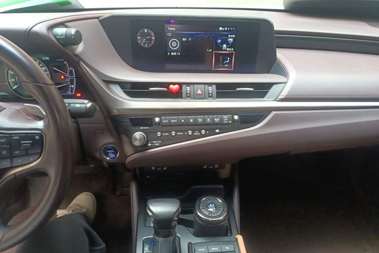 Used Lexus ES 2020 300h Deluxe Edition
