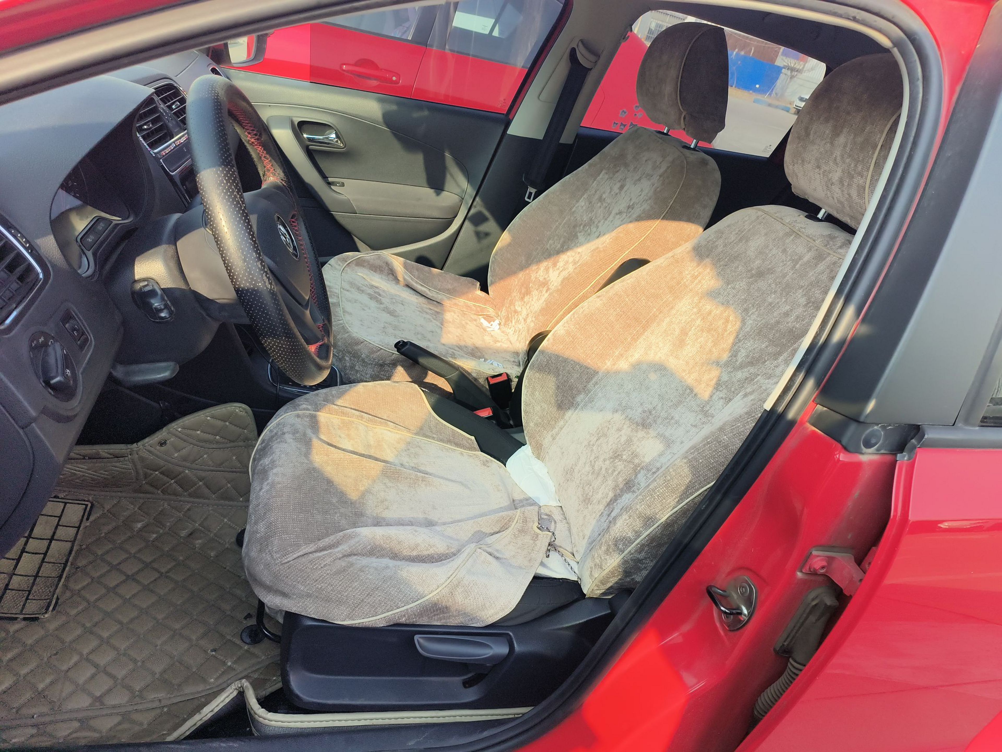 المقاعد الأمامية داخل السيارة