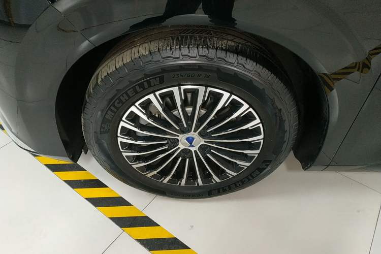 Used Denza D9 2022 DM-i 1040 Prestige Model