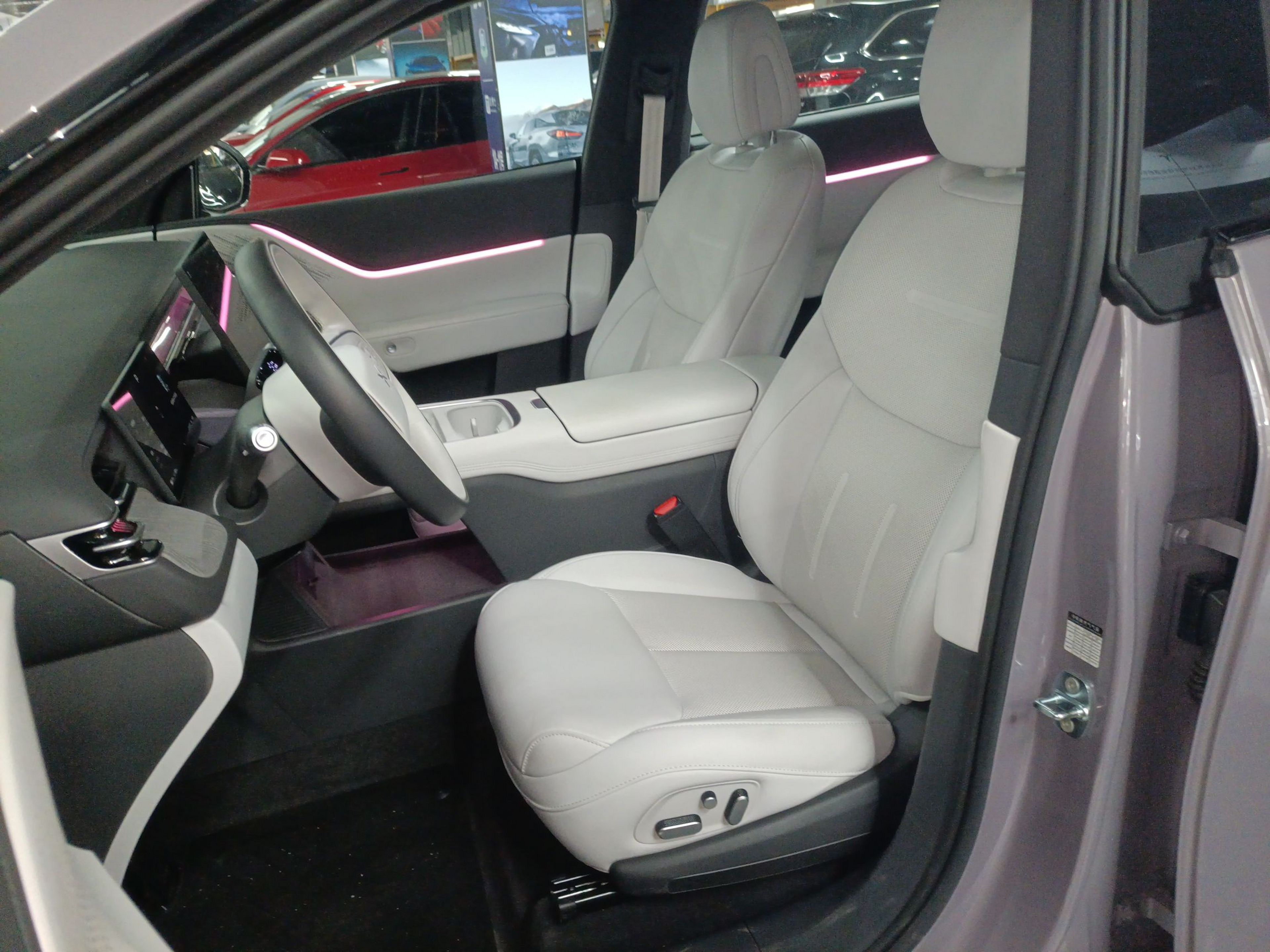 المقاعد الأمامية داخل السيارة