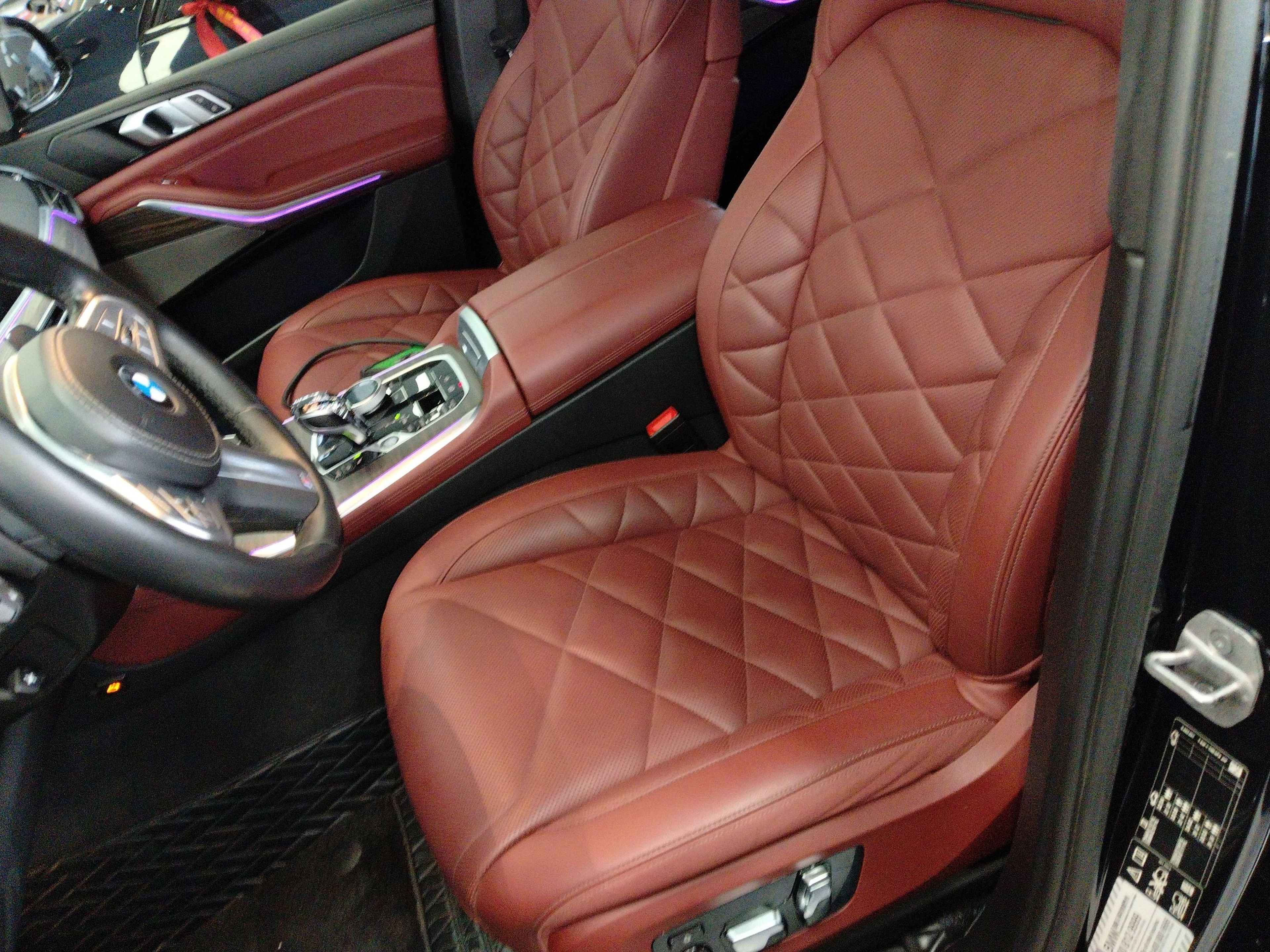 المقاعد الأمامية داخل السيارة