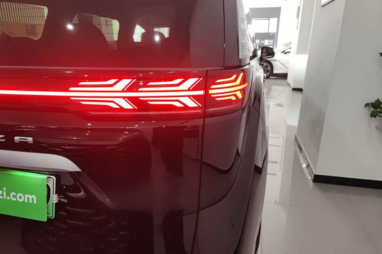 Used Denza D9 2025 DM-i Intelligent Drive 1020 Four-Wheel Drive Flagship Model
