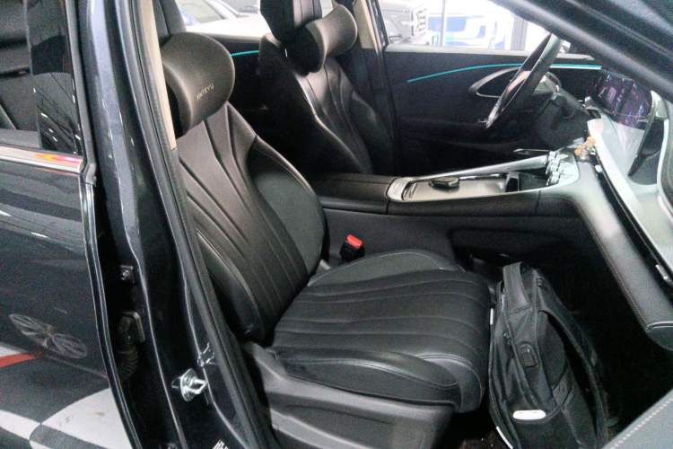 Used  Lingyun 2024 300T Two-Wheel Drive Starlight Edition
