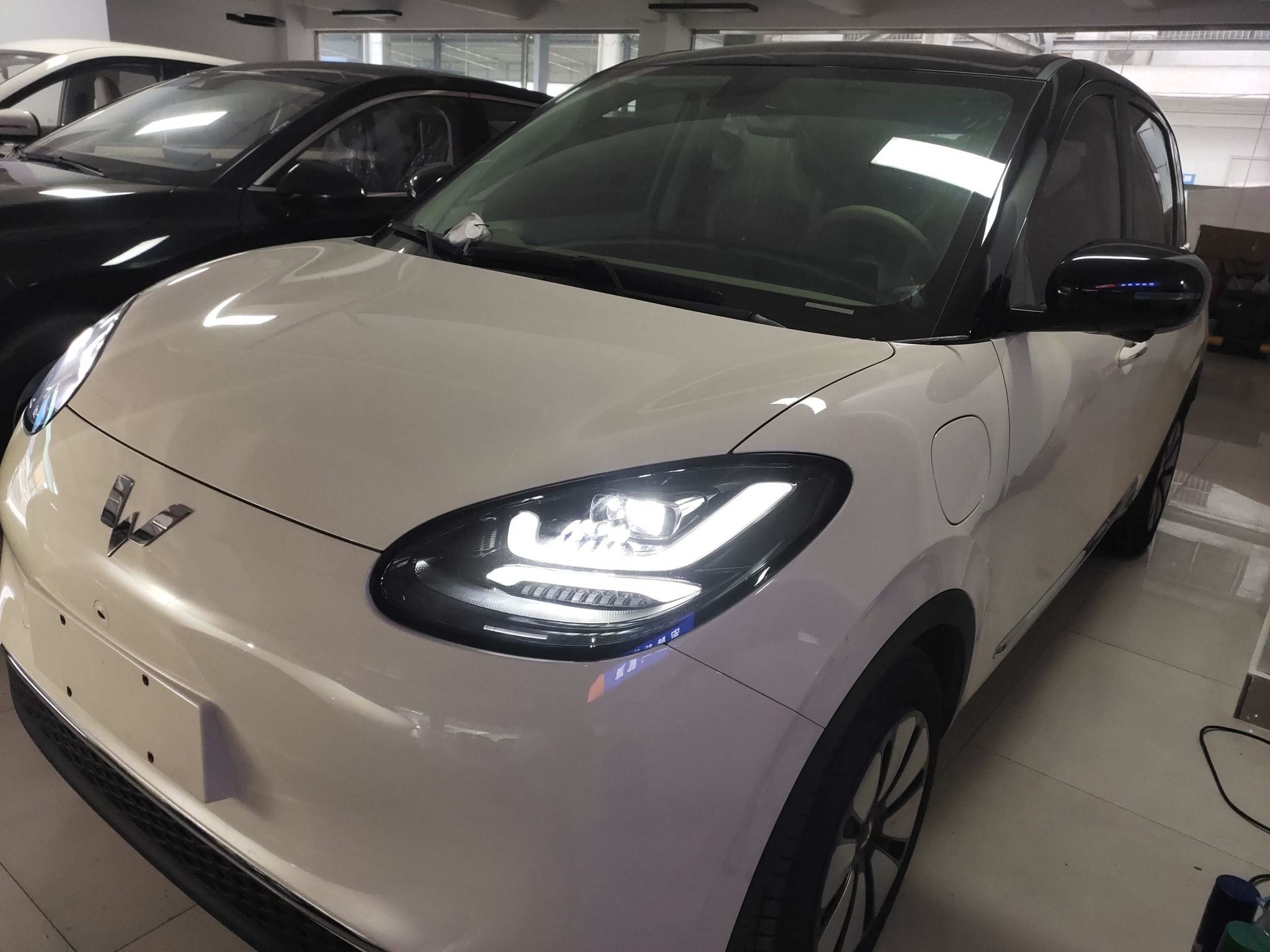 Под передней частью автомобиля