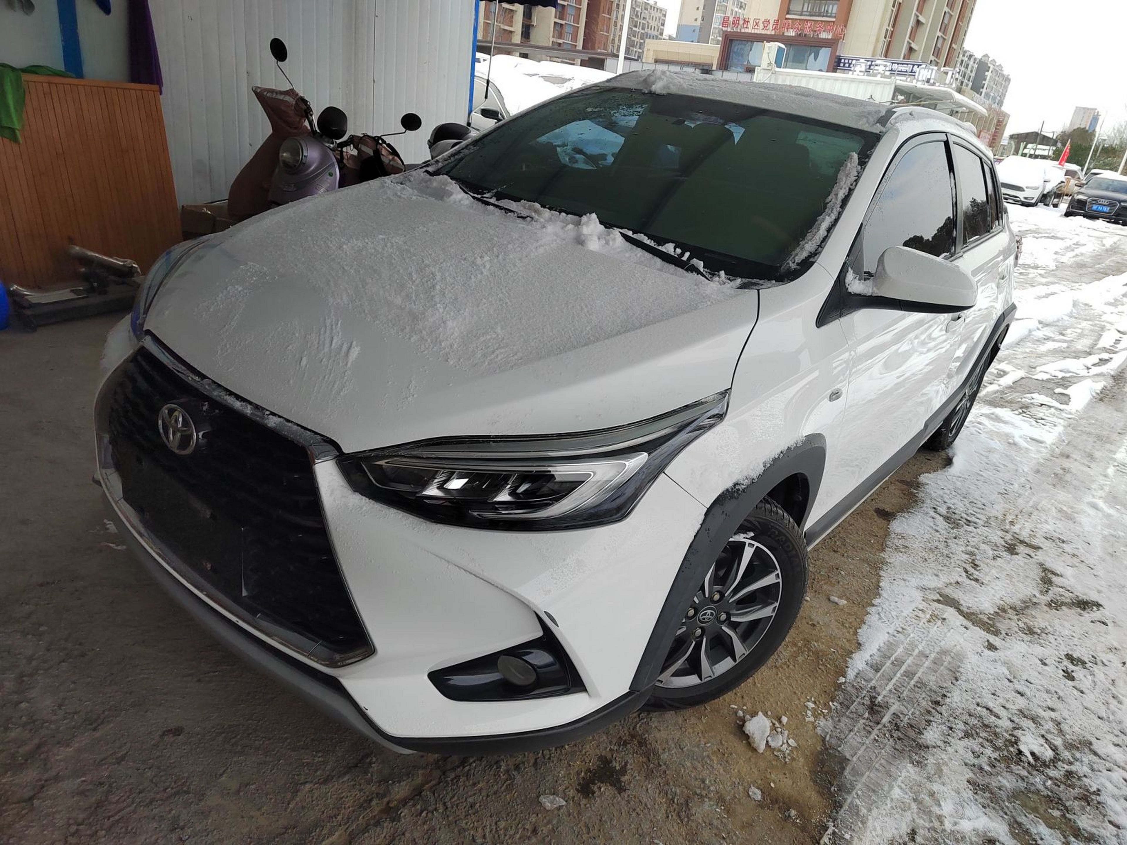 تحت مقدمة السيارة