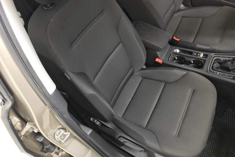 Used Volkswagen Golf 2017 1.6L Automatic Comfort Million-Vehicle Anniversary Edition
