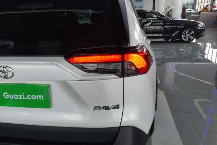 Used Toyota RAV4 2023 2.0L CVT Two-Wheel Drive 20th Anniversary Platinum Edition
