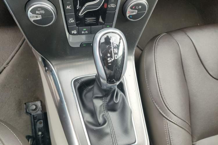 Used Volvo V40 2015 1.6T Zhiya Edition
