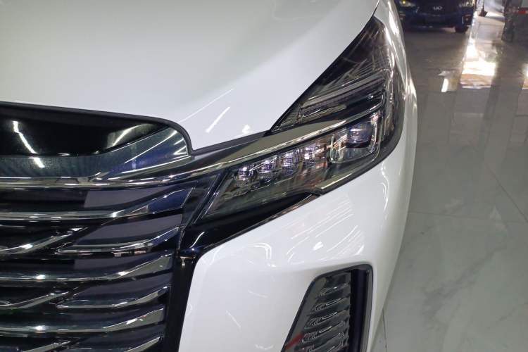 Used Buick GL8 2023 Facelifted Land Cruiser Executive Luxury Version
