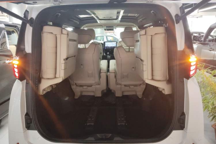 Used Toyota Alphard 2024 Dual-Engine 2.5L Deluxe Edition
