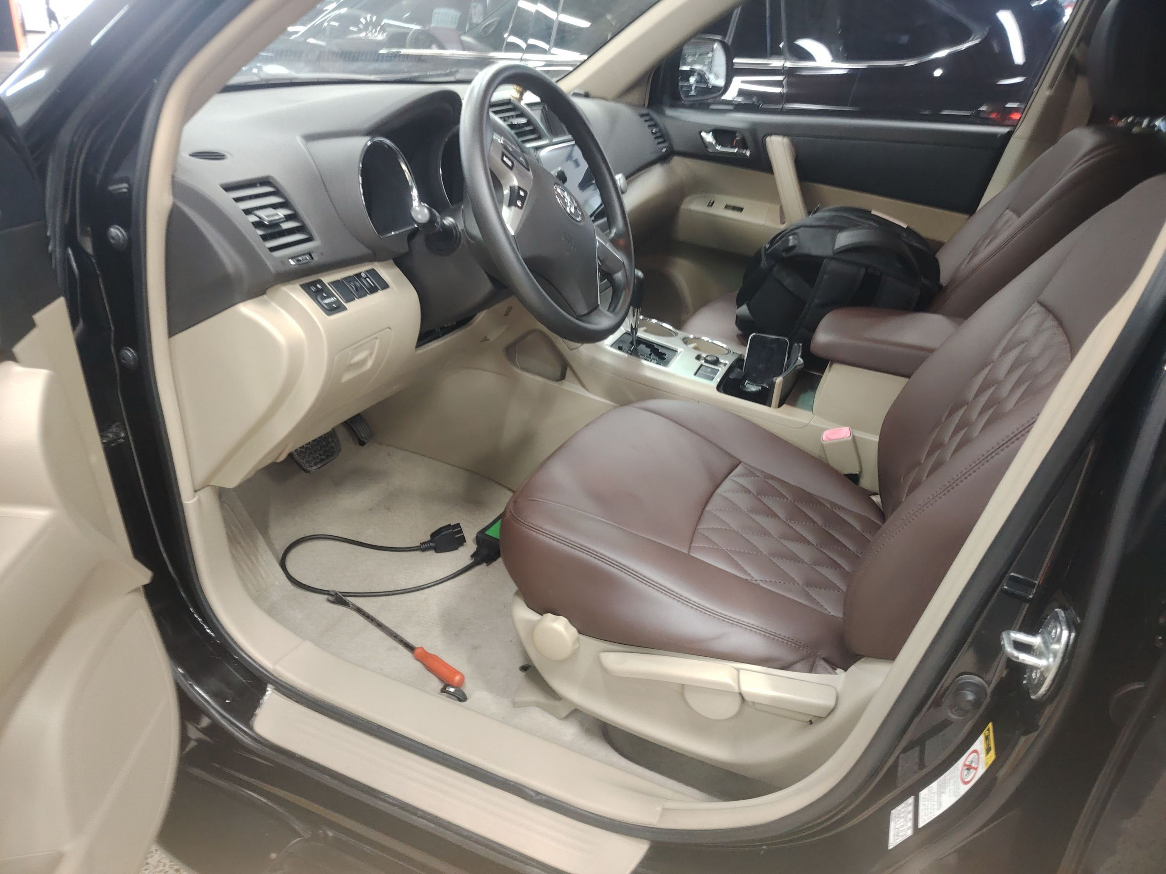 المقاعد الأمامية داخل السيارة